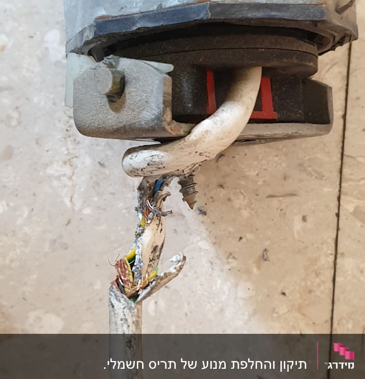 מנוע תריס עם כבל חשמלי פגום